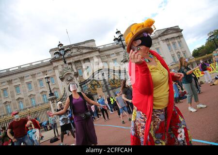 Extinction Rebellion-Aktivisten vor dem Buckingham Palace in London veranstalten einen Diskobedienz-Tanz, 5. September 2020. Protestierende, darunter Kinder und Familien, tanzen und haben Spaß Stockfoto