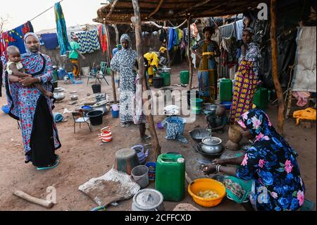 MALI, Bamako, IDP Camp Niamana, Peulh Women with Indigo ink painted face/ Flüchtlingslager Niamana, Peul Fluechtlinge aus der Region Mopti, Frau mit Indigo Farbe bemaltes Gesicht, zwischen den Ethnien Peul und Dogon kam es in der Region Mopti zu gewaltsamen Auseinandersetzungen Stockfoto