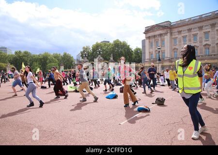 Extinction Rebellion-Aktivisten vor dem Buckingham Palace in London veranstalten einen Diskobedienz-Tanz, 5. September 2020. Protestierende, darunter Kinder und Familien, tanzen und haben Spaß Stockfoto