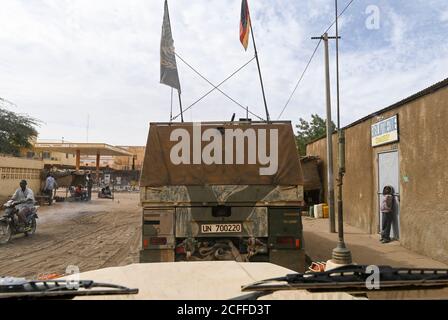 MALI, Gao, Minusma UN-Mission, bundeswehr auf Patrouille mit Adler gepanzerten Fahrzeug in Gao Stadt Stockfoto