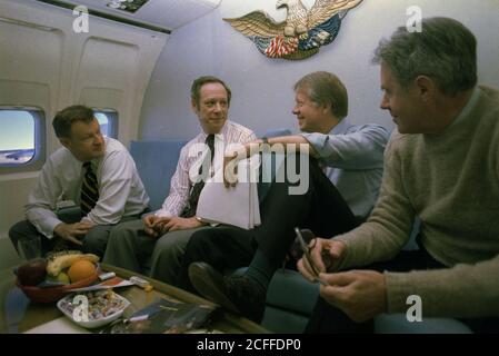 'Zbigniew Brzezinski, Michael Blumenthal, Jimmy Carter und Cyrus Vance an Bord der Air Force One während einer Reise nach London zum G7-Wirtschaftsgipfel Ca. 05/05/1977' Stockfoto