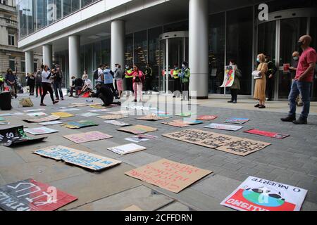 London, Großbritannien. September 2020. Erdenstreik und Aussterben Rebellion-Demonstranten versammeln sich vor der Blackrock Investment Bank in London, um im Rahmen des Herbstaufstands gegen ihre Umweltpolitik zu demonstrieren. 5. September 2020 Credit: Denise Laura Baker/Alamy Live News Stockfoto