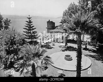 Bildunterschrift: Galiläa. Tiberias. Die Lido-Terrasse mit antikem Kreuzritterturm - Lage: Israel--Tiberias ca. 1940-1946 Stockfoto