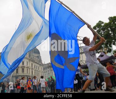 Buenos Aires, Argentinien; 24. März: Auf der Plaza de Mayo schwingt man eine argentinische Flagge. Stockfoto