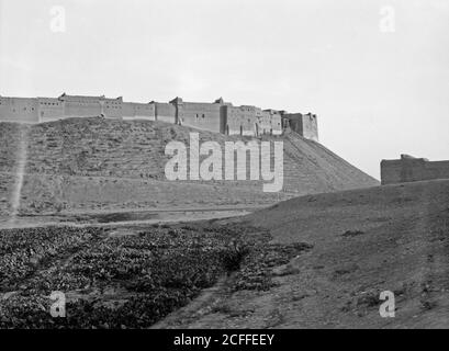 Geschichte Des Nahen Ostens - Irak. Arbela. (Erbil). Zentrum des Ishtar-Kultes in der assyrischen Periode 2200 B.C. Ansicht der Wälle. Unweit hier wurde Darius von Alexander besiegt Stockfoto