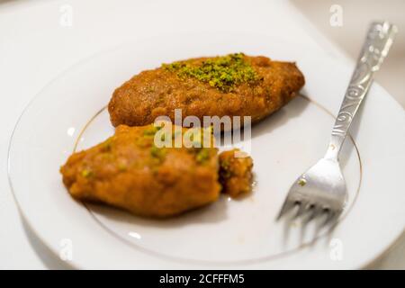 Türkisches Dessert Kalburabasti / Sekerpare mit traditionellem Tee. Bereit zum Essen. Stockfoto