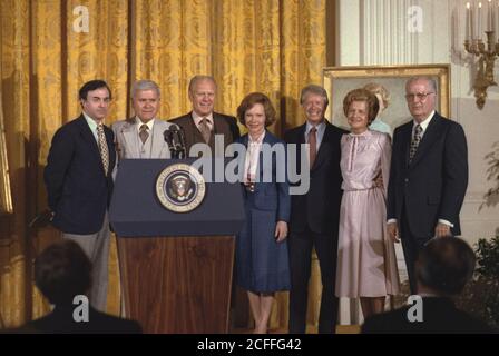 Jimmy Carter und Rosalynn Carter präsentieren die Porträts des Weißen Hauses von Gerald Ford und Betty Ford. Ca. 24 Mai 1978 Stockfoto