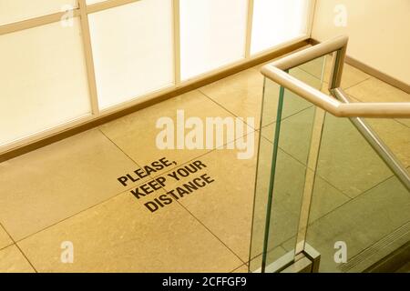 Bitte halten Sie Ihre Distanz, Markierungen auf Treppen Stockfoto