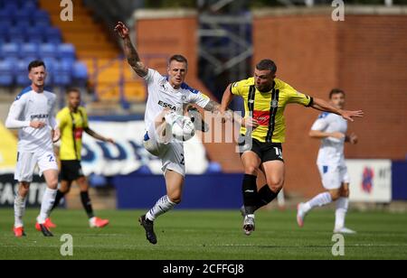 Tranmere Rovers' Peter Clarke (links) und Jack Muldoon von Harrogate Town kämpfen während des ersten Spiels des Carabao Cups im Prenton Park, Birkenhead, um den Ball. Stockfoto