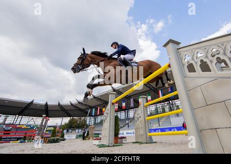 Aachen, Deutschland. September 2020. Daniel Deußer, ein Springpferd aus Deutschland, springt auf seinem Pferd Kiana van het Herdershof während des Stawag-Preises beim Internationalen Jumping-Wettbewerb Aachen über ein Hindernis. Quelle: Rolf Vennenbernd/dpa/Alamy Live News Stockfoto