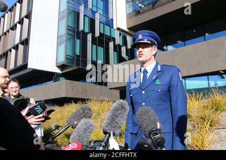 Christchurch, Canterbury, Neuseeland. August 2020. Der christchurch-polizeikommissar wendet sich nach der Verurteilung des Angreifers der Christchurch-Moschee an die Medien und die Öffentlichkeit.Mitglieder der islamischen Gemeinschaft, die den Angreifer der Christchurch-Moschee zu sehen gekommen waren, haben das Gerichtsgebäude zu viel Feier aus einer großen Schar von Wohlbesehern verlassen. Der Moschee-Angreifer Brenton Tarrant wurde ohne Bewährung zu lebenslanger Haft für den Mord an 51 Muslimen, 40 Anklagen wegen versuchten Mordes und einer Anklage wegen Terrorismusgesetzes verurteilt. Er ist die erste Person, die angeklagt, verurteilt und verurteilt t Stockfoto