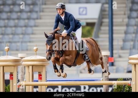 Aachen, Deutschland. September 2020. Steve Guerdat, ein Show-Jumper aus der Schweiz, springt auf seinem Pferd Bandit Savoie beim Stawag-Preis beim Internationalen Jumping-Wettbewerb Aachen über ein Hindernis. Quelle: Rolf Vennenbernd/dpa/Alamy Live News Stockfoto