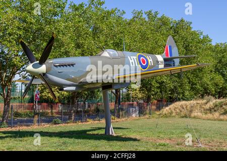 Eine Supermarine Spitfire MkIX, die in der Nähe des Eingangs zum RAF Museum, London, Großbritannien, sitzt. Stockfoto