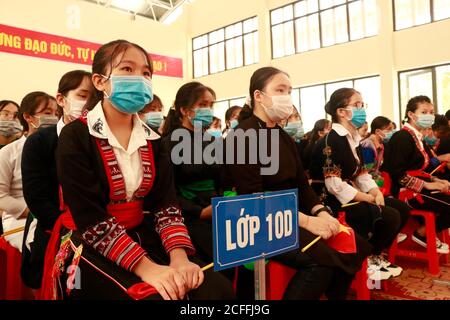 Hanoi, Vietnam. September 2020. Das am 5. September 2020 aufgenommene Foto zeigt die Schüler bei der Eröffnungsfeier der Schule in einer High School in Vietnams nördlicher Yen Bai Provinz. Fast 23 Millionen Schüler in Vietnam begannen ihr neues Schuljahr am Samstag unter der COVID-19 Epidemie, berichtete die Vietnam Nachrichtenagentur. Quelle: Handout von VNA/Xinhua/Alamy Live News Stockfoto