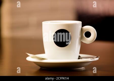 Tasse frisch gebrühten heißen Kaffee, auf dem Holztisch, im Café und freien Platz für die Dekoration. Stockfoto