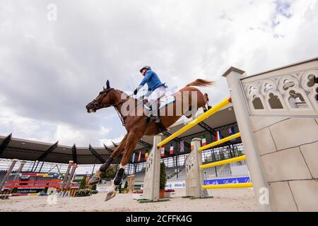 Aachen, Deutschland. September 2020. Christian Ahlmann, ein Springreiter aus Deutschland, springt auf seinem Pferd Mandato van de Neerheide beim Stawag-Preis beim Internationalen Springwettbewerb Aachen über ein Hindernis. Quelle: Rolf Vennenbernd/dpa/Alamy Live News Stockfoto