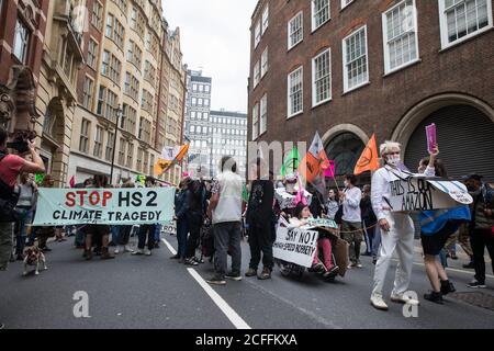 London, Großbritannien. September 2020. Aktivisten der HS2 Rebellion, einer Dachkampagnengruppe aus langjährigen Aktivisten gegen die HS2-Hochgeschwindigkeitsstrecke sowie Extinction Rebellion-Aktivisten, marschieren zu einem Protest vor dem Ministerium für Verkehr. Aktivisten klebten sich an die Türen und den Bürgersteig vor dem Gebäude und sprühten gefälschtes Blut um den Eingang während eines Protestes, der mit einer Ankündigung von HS2 Ltd zusammenfiel, dass der Bau der umstrittenen 106 Mrd. £Hochgeschwindigkeitsstrecke nun beginnen wird. Kredit: Mark Kerrison/Alamy Live Nachrichten Stockfoto