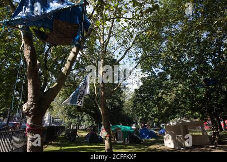 London, Großbritannien. September 2020. Das Euston Protection Camp wurde von Aktivisten der HS2 Rebellion in und um Bäume in den Euston Square Gardens errichtet. Es wurde von HS2 Ltd. Angekündigt, dass der Bau der umstrittenen £106 Mrd. HS2 Hochgeschwindigkeitsstrecke in Kürze beginnen wird. Kredit: Mark Kerrison/Alamy Live Nachrichten Stockfoto