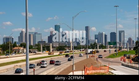 Blick auf den Verkehr auf dem Highway mit Downtown Houston Skyline in Der Hintergrund Stockfoto