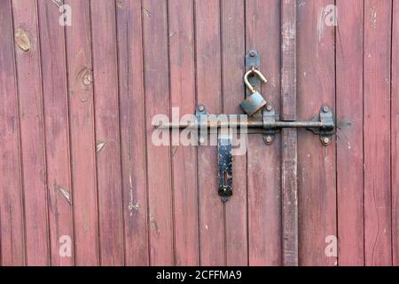 Retro-Holz Garagentor mit Vorhängeschloss und alten Metallspange Stockfoto