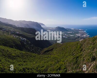 Luftaufnahme der Stadt und der Küste von der Spitze des Berges In Spanien mit heller Sonneneinstrahlung Stockfoto