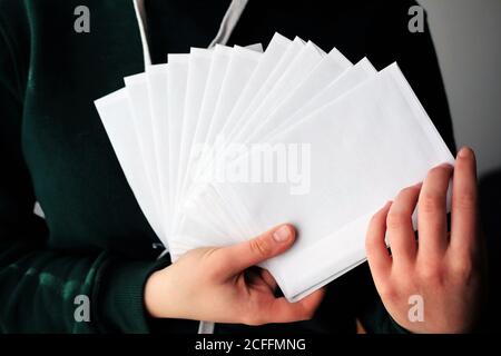 Mädchen hält Briefumschläge bereit, um an Brieffreunde geschickt zu werden Stockfoto