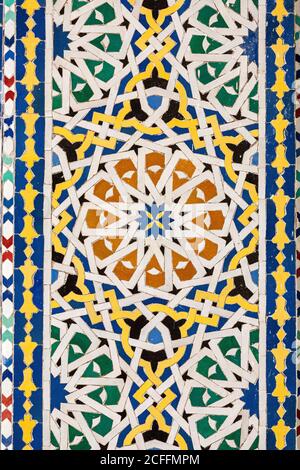 Verzierte Fliesen an den Haupttoren des Königspalastes, Fes, Marokko Stockfoto