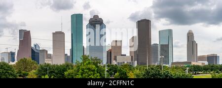 Weitwinkel-Panorama der Stadt Houston Gebäude mit Wolkiger Stürmischer Himmel Stockfoto