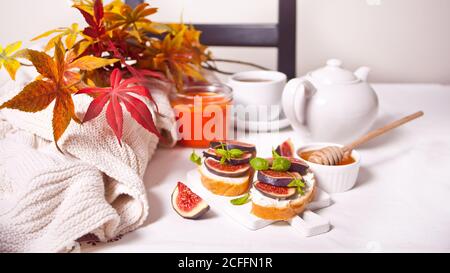 Lustige Halloween süße Set Leckereien Cupcakes verziert Zuckerpaste. Stockfoto