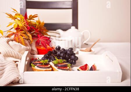 Sandwiches mit Frischkäse, Feigen und Honig auf dem weißen Tablett gesundes Frühstückskonzept Stockfoto