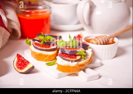 Lustige Halloween süße Set Leckereien Cupcakes verziert Zuckerpaste. Stockfoto