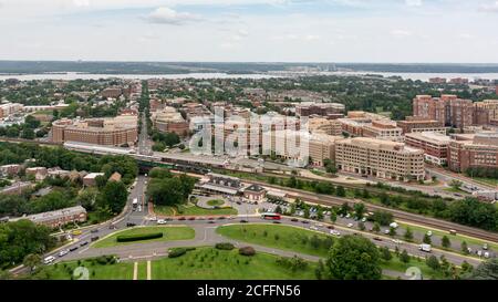 Die Skyline von Alexandria, Virginia, USA und Umgebung von der Spitze des George Washington Freimaurertempels aus gesehen. Stockfoto