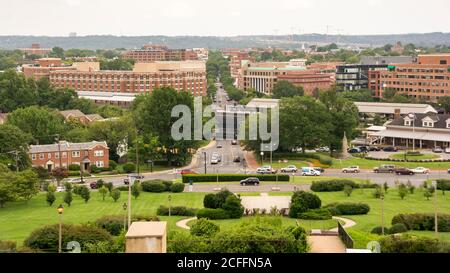 Blick auf die King Street in Richtung Altstadt Alexandria, Virginia und den Potomac River von den Stufen des George Washington Freimaurertempel. Stockfoto