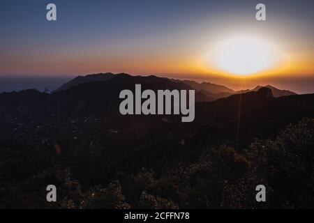 Schöner heller Sonnenuntergang in den Bergen Stockfoto
