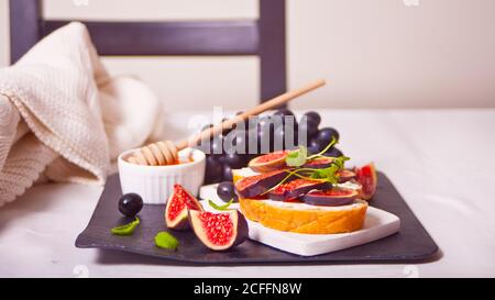 Kürbisbrötchen auf dem Backblech. Herbstkonzept. Stockfoto