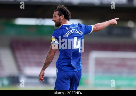 Northampton, Großbritannien. September 2020. 5. September 2020; PTS Academy Stadium, Northampton, East Midlands, England; English Football League Cup, Carabao Cup, Northampton Town gegen Cardiff City; Sean Morrison von Cardiff City beschwert sich beim Linienführer Credit: Action Plus Sports Images/Alamy Live News Stockfoto