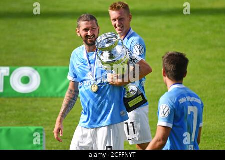 Sascha MOELDERS (TSV München 1860) mit Pokal, Pokal, Pokal nach Siegerehrung, Fußball 3. Liga, Toto Cup, Finale TSV München 1860-Kickers Würzburg, am 5. September 2020. Stadion an der Grünwalder Straße in München, die DFL-VORSCHRIFTEN VERBIETEN DIE VERWENDUNG VON FOTOGRAFIEN ALS BILDSEQUENZEN UND/ODER QUASI-VIDEO. Weltweite Nutzung Stockfoto