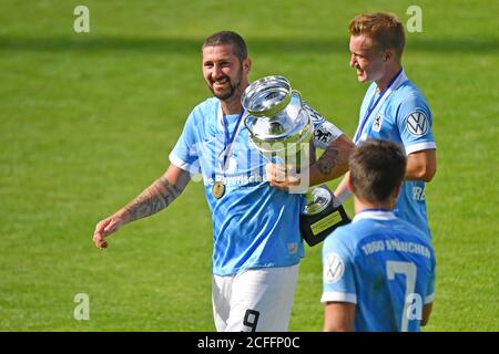 Sascha MOELDERS (TSV München 1860) mit Pokal, Pokal, Pokal nach Siegerehrung, Fußball 3. Liga, Toto Cup, Finale TSV München 1860-Kickers Würzburg, am 5. September 2020. Stadion an der Grünwalder Straße in München, die DFL-VORSCHRIFTEN VERBIETEN DIE VERWENDUNG VON FOTOGRAFIEN ALS BILDSEQUENZEN UND/ODER QUASI-VIDEO. Weltweite Nutzung Stockfoto