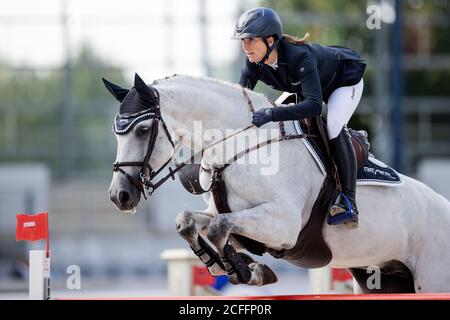 Aachen, Deutschland. September 2020. Simone Blum, Springspringerin aus Deutschland, springt beim Stawag-Preis beim Internationalen Springwettbewerb Aachen auf ihrem Pferd Cool Hill über ein Hindernis. Quelle: Rolf Vennenbernd/dpa/Alamy Live News Stockfoto