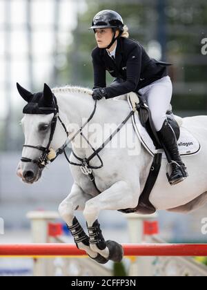 Aachen, Deutschland. September 2020. Janne-Friederike Meyer-Zimmermann, Springspringerin aus Deutschland, springt auf ihrem Pferd Chesmu KJ beim Stawag-Preis beim Internationalen Springturnier Aachen über ein Hindernis. Quelle: Rolf Vennenbernd/dpa/Alamy Live News Stockfoto