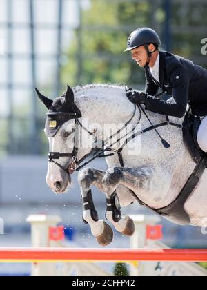 Aachen, Deutschland. September 2020. Marco Kutscher, ein Springreiter aus Deutschland, springt auf seinem Pferd Cassinis Chaplin beim Stawag-Preis beim Internationalen Springwettbewerb Aachen über ein Hindernis. Quelle: Rolf Vennenbernd/dpa/Alamy Live News Stockfoto