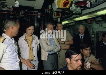 Rosalynn Carter Jimmy Carter und Admiral Hyman Rickover an Bord des U-Bootes USS Los Angeles. Ca. 28 Mai 1977 Stockfoto