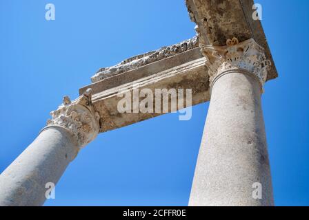 Korinthischer Stil Marmorsäulen gegen blauen Himmel in Perge, einst die Hauptstadt von Pamphylia Secunda, der antiken Stadt in der Nähe von Antalya, Türkei. Stockfoto