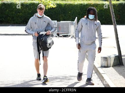 Ben Sheaf von Coventry City (links) und freimütig Dabo (rechts) kommen vor dem Carabao Cup Spiel in der ersten Runde im Stadium MK, Milton Keynes. Stockfoto