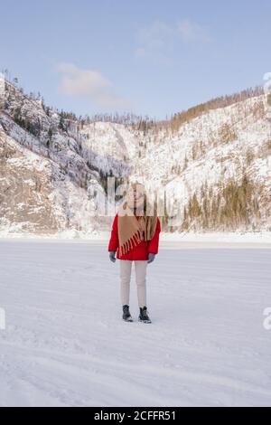 Gefrorene Frau in Schal am Wintertag gewickelt Stockfoto