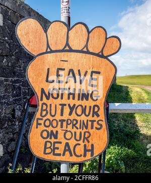 Lassen Sie nichts als Ihre Fußabdrücke auf unserem Strandschild, North Berwick, East Lothian, Schottland, Großbritannien. Stockfoto