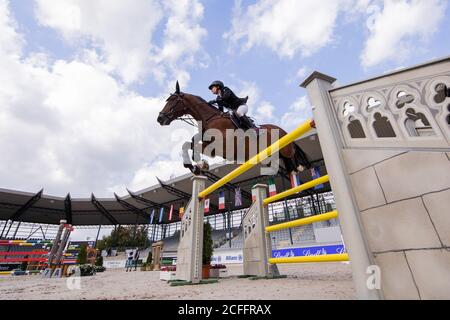 Aachen, Deutschland. September 2020. Laura Kraut, Springreiterin aus den USA, springt auf ihrem Pferd Goldwin beim Stawag-Preis beim Internationalen Jumping-Wettbewerb Aachen über ein Hindernis. Quelle: Rolf Vennenbernd/dpa/Alamy Live News Stockfoto