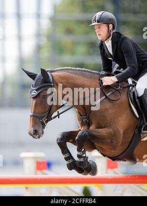 Aachen, Deutschland. September 2020. Marcus Ehning, ein Springreiter aus Deutschland, springt auf seinem Pferd Cristy beim Stawag-Preis beim Internationalen Jumping-Wettbewerb Aachen über ein Hindernis. Quelle: Rolf Vennenbernd/dpa/Alamy Live News Stockfoto