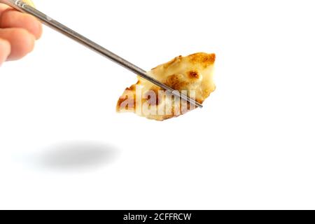 Die Knödel wurden gut in einer mit Speiseöl überzogenen Pfanne gebraten und auf einem Teller serviert. Stockfoto