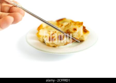 Die Knödel wurden gut in einer mit Speiseöl überzogenen Pfanne gebraten und auf einem Teller serviert. Stockfoto